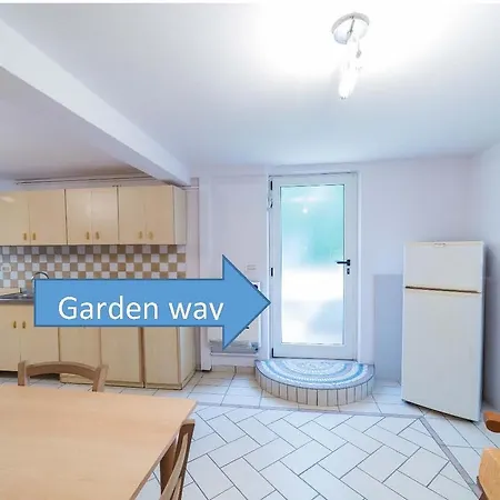 Willa Desenzanoloft Palm Garda Beach, With Garden, Barbecue And Pool